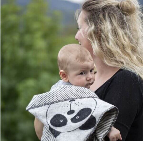 Babydecke mit Kapuze Pandabär David Fussenegger