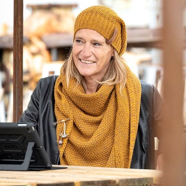 coco triangle scarf ochre-tobacco knit factory Dreieckschal