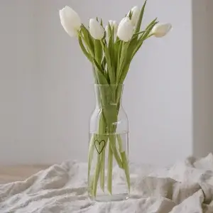 Glaskaraffe Karaffe Eulenschnitt Vase Herz schwarz Tisch Frühling